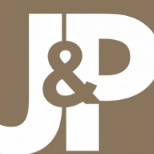 Schody drewniane na konstrukcji metalowej